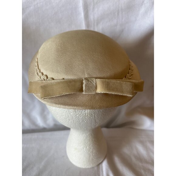 Vintage 1950s Beige Womens Pillbox Hat With Bow & Trimmed Edge Detail - Picture 3 of 12